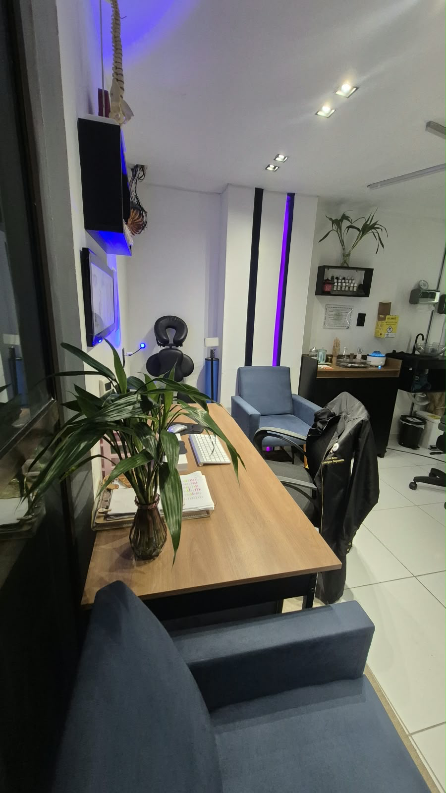 Mesa de trabalho e poltronas do consultório