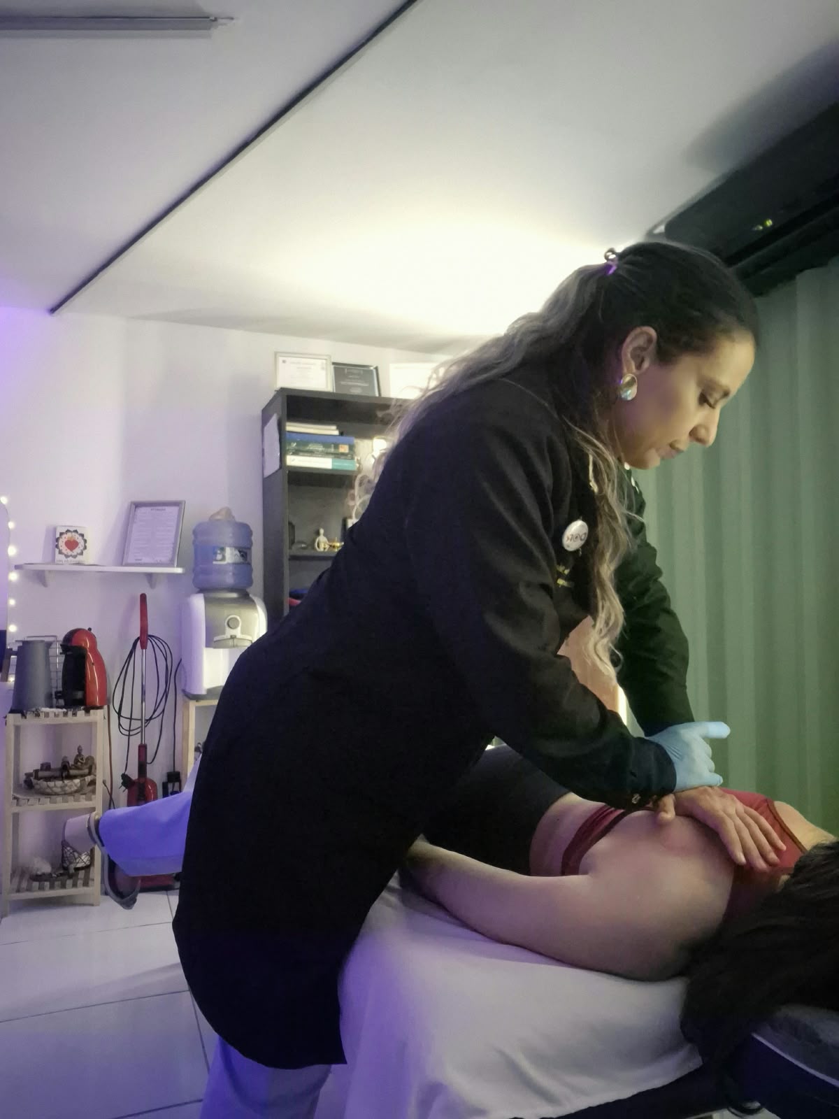 Dra. Clara Moraes realizando atendimento em consultório