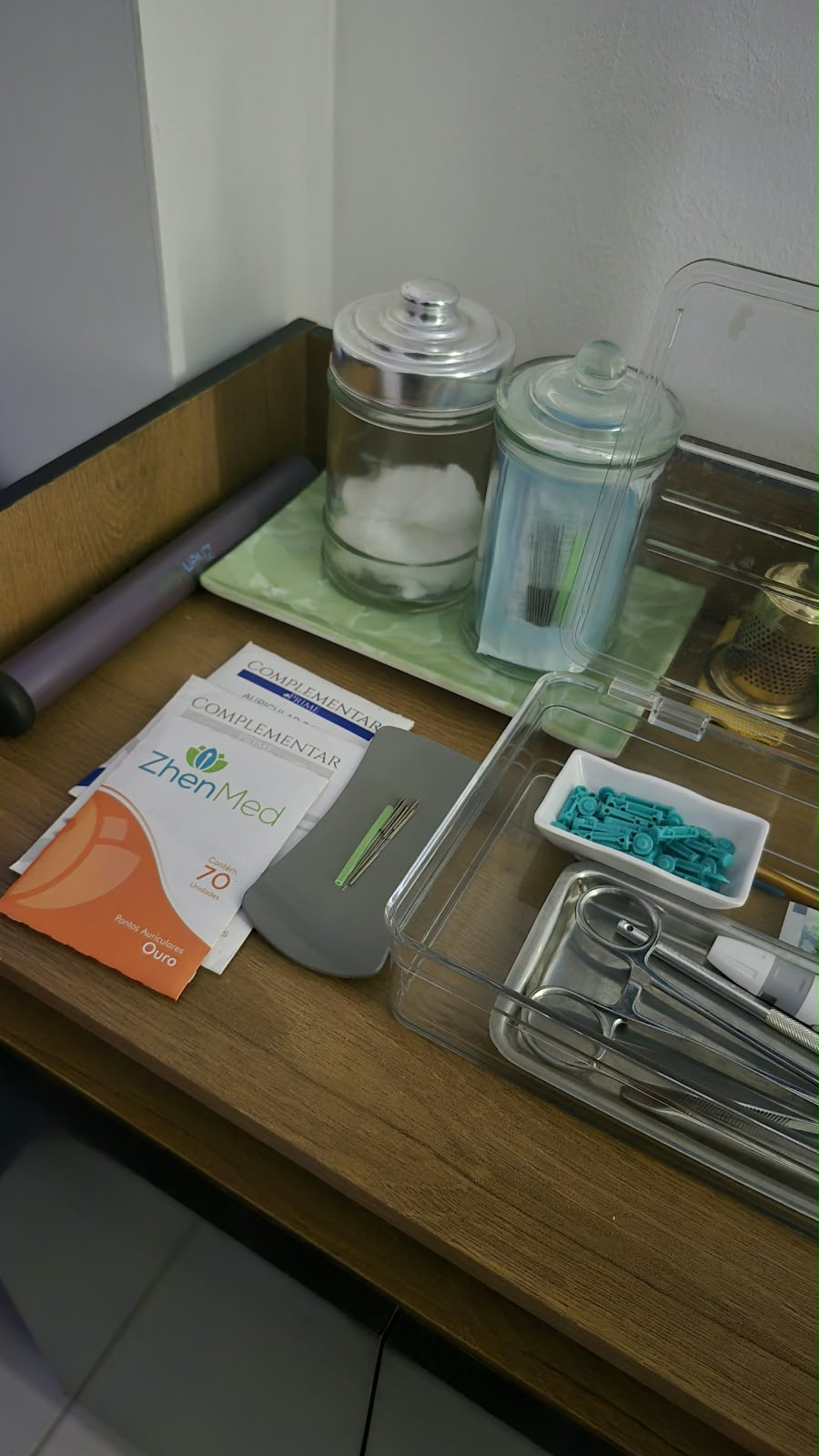 Materiais de acupuntura organizados para o atendimento