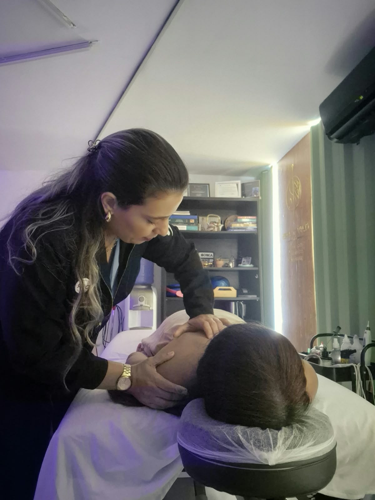 Sessão de terapia manual com a Dra. Clara Moraes