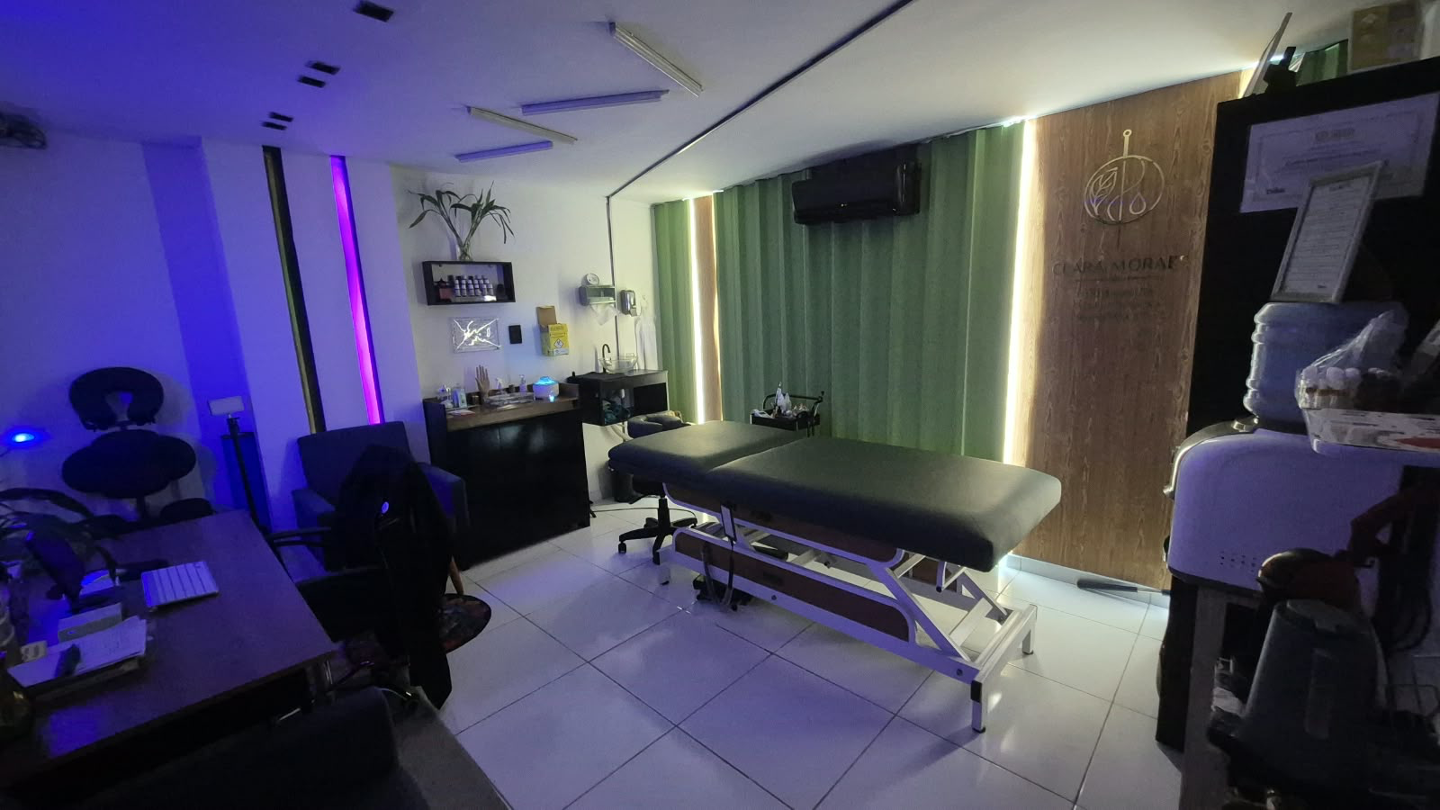 Sala de atendimento com maca e iluminação acolhedora